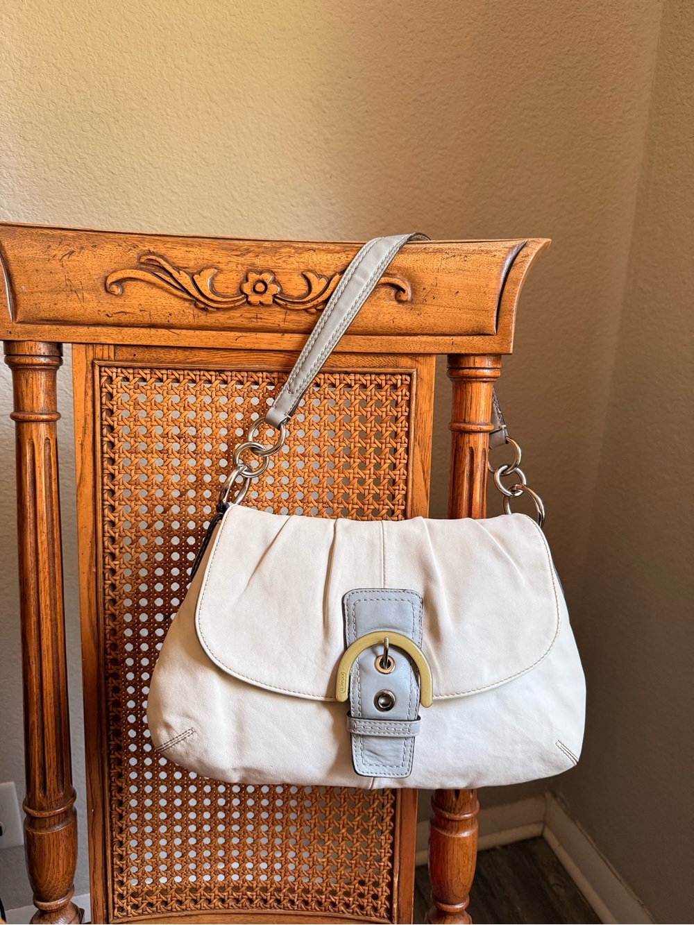 Coach Soho Vintage Y2K Cream/Grey Leather Shoulder Bag with Silver Accents
